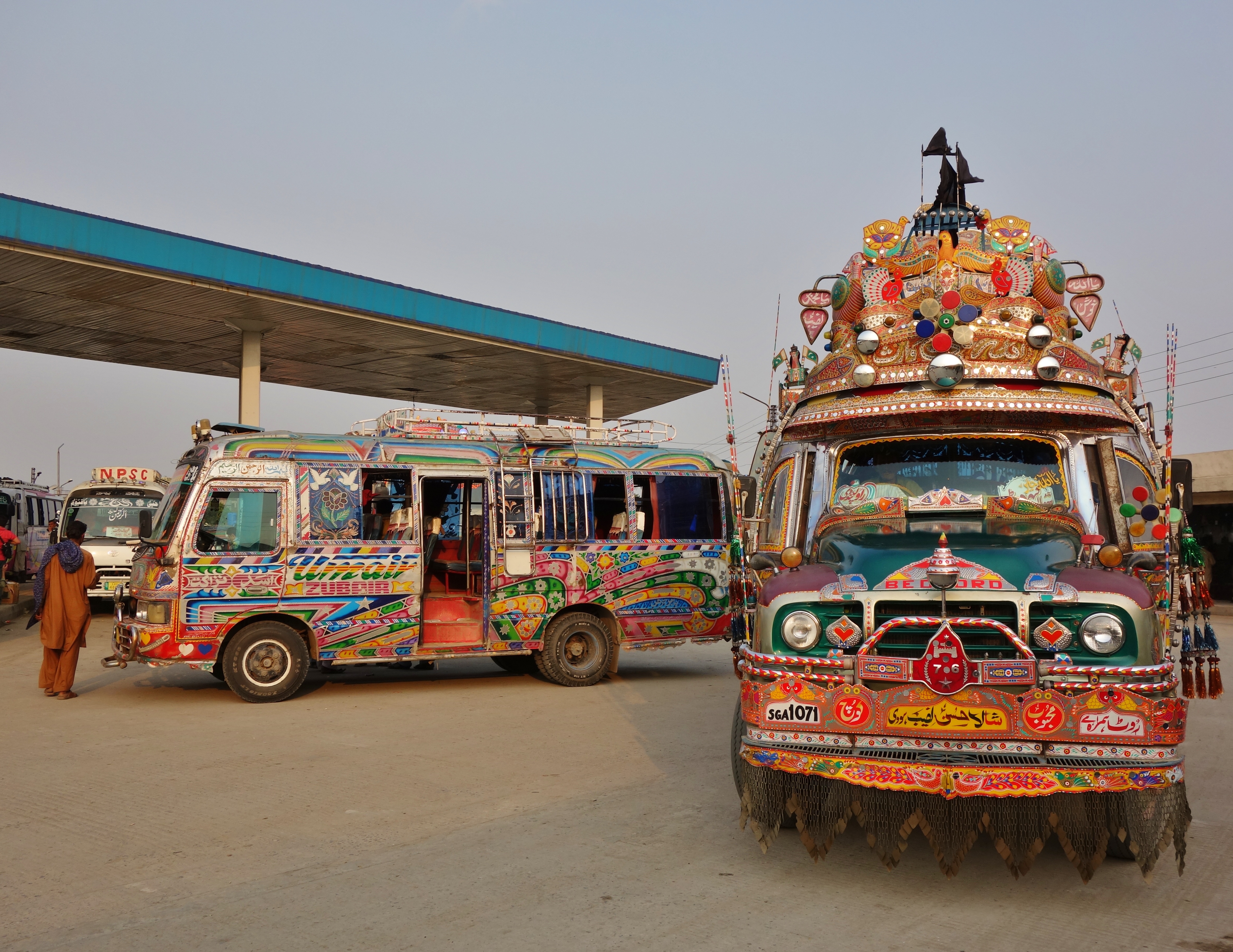 Бутан автомобильный. Автобусы в Пакистане. Индийские Грузовики. Пакистан транспорт. Украшение автобусов в Пакистане.